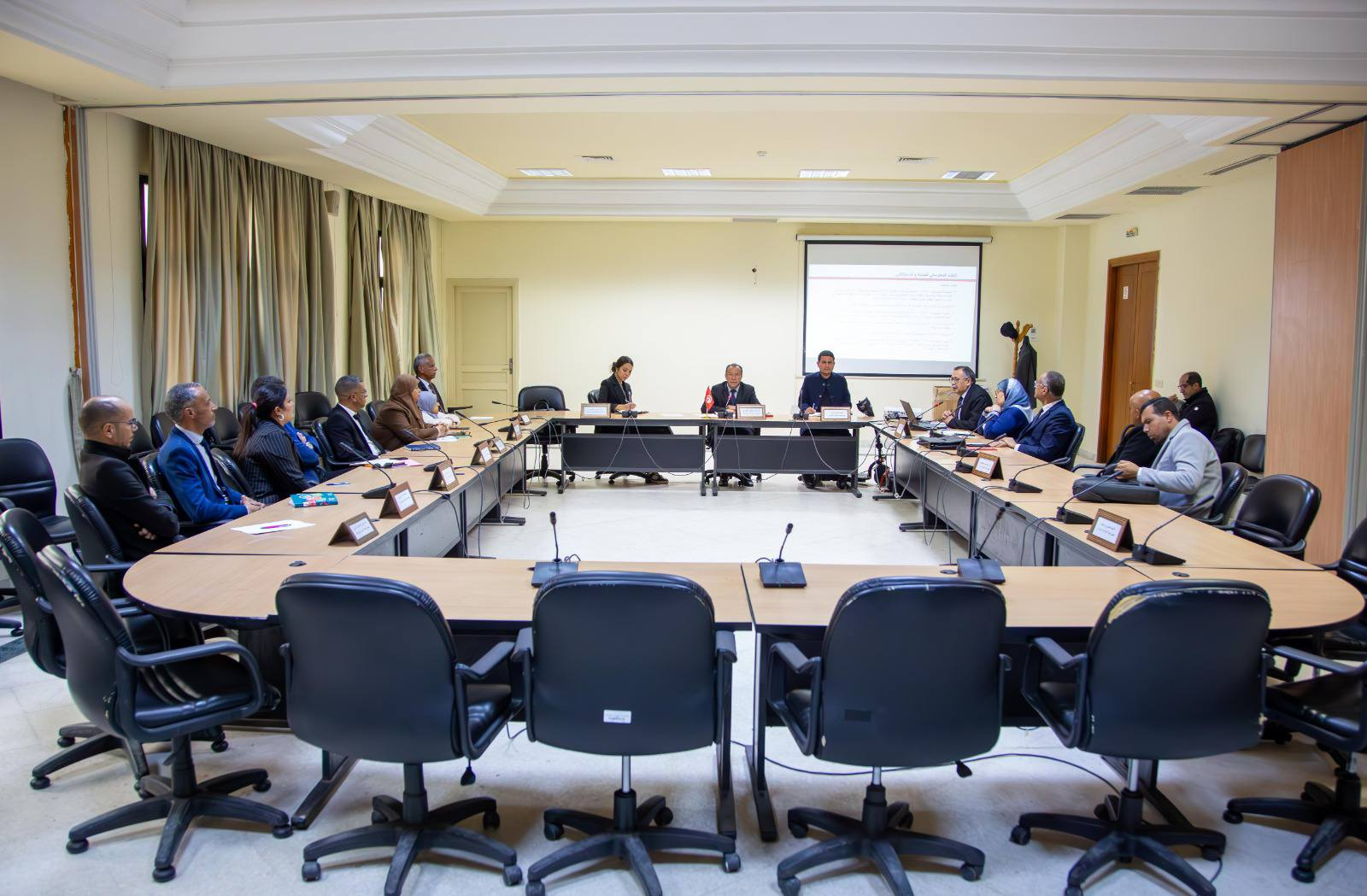 You are currently viewing لجنة المالية والميزانية تعقد جلسة استماع إلى عدد من إطارات وزارة المالية