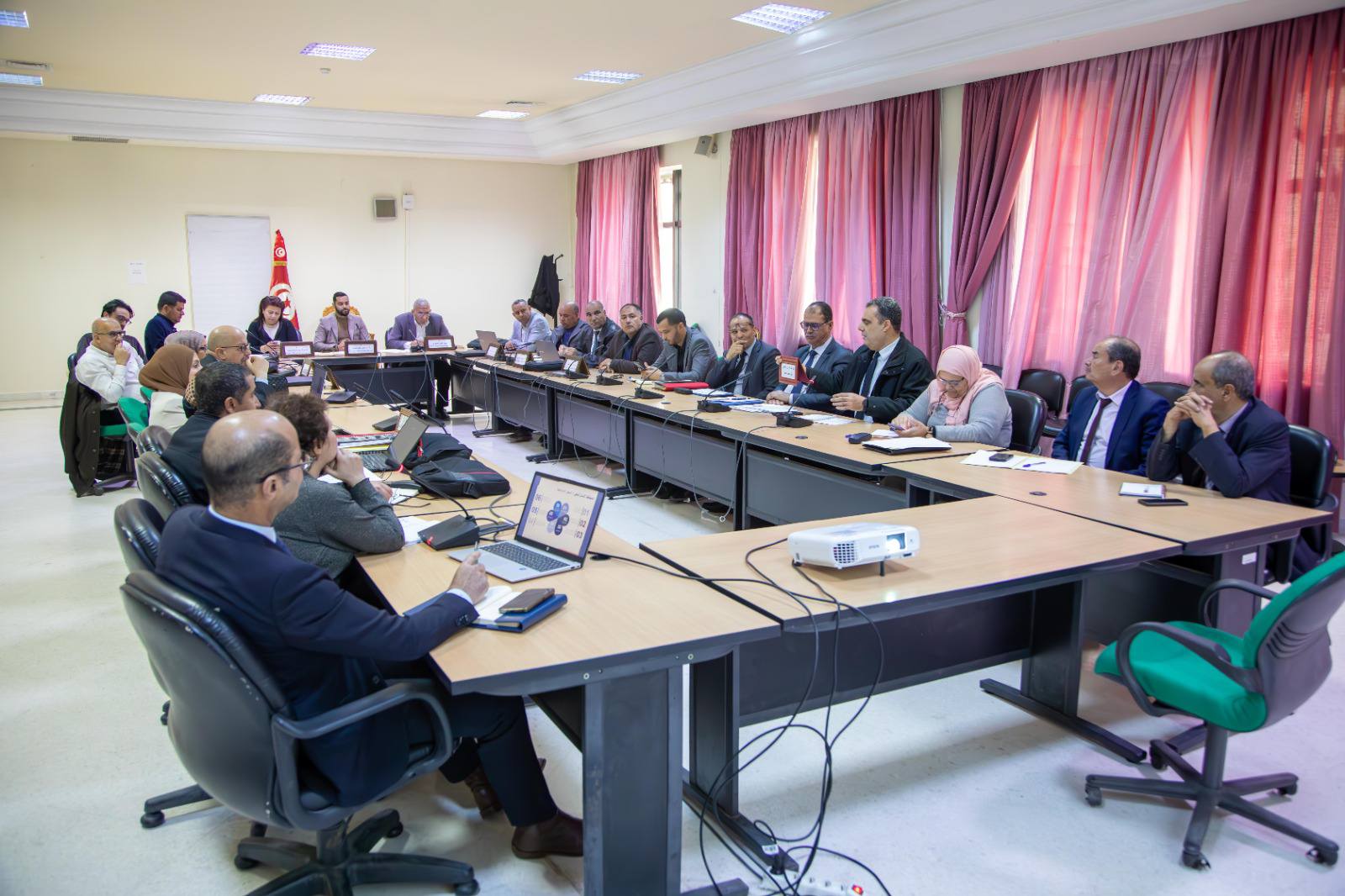 You are currently viewing لجنة الخدمات والتنمية الاجتماعية تستمع لممثلي وزارة تكنولوجيا الاتصال والديوان الوطني للبريد