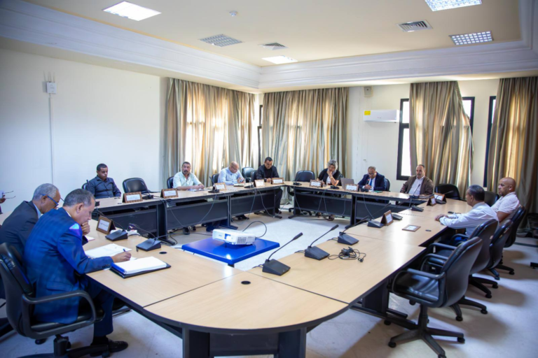 لجنة المخططات التنموية والمشاريع الكبرى تعقد جلسة استماع لممثلي اللجنة الفنية لتسريع إنجاز المشاريع العمومية برئاسة الحكومة