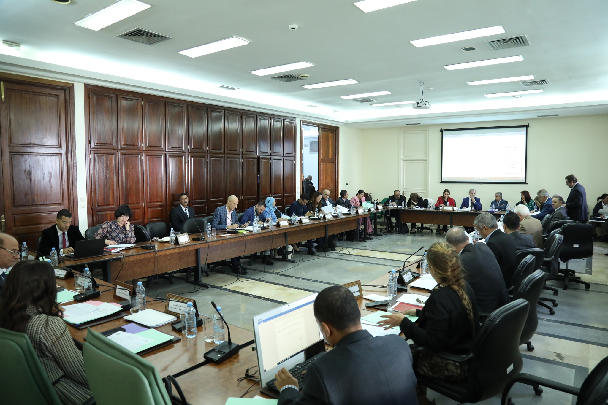 You are currently viewing لجنة المالية والميزانية تعقد جلسة مشتركة لمواصلة مناقشة فصول إضافية لمشروع قانون المالية لسنة 2025