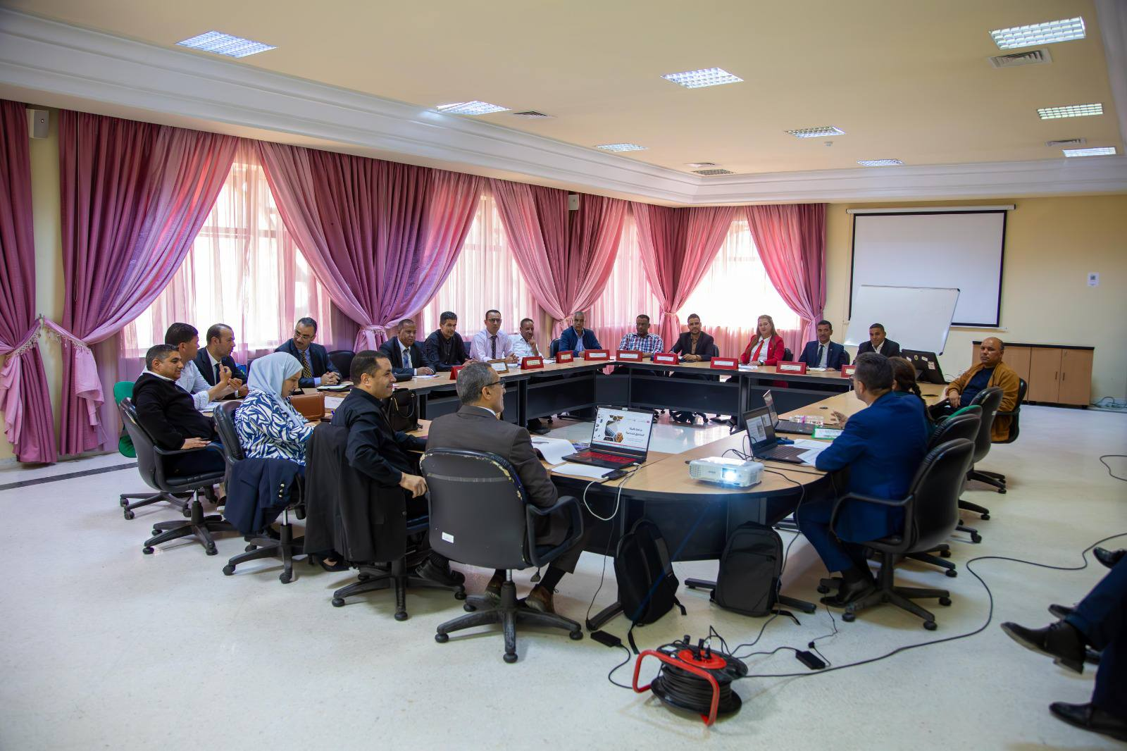 You are currently viewing لجنة القطاعات الانتاجية تعقد جلسة استماع للوكالة العقارية الصناعية ووكالة حماية المحيط