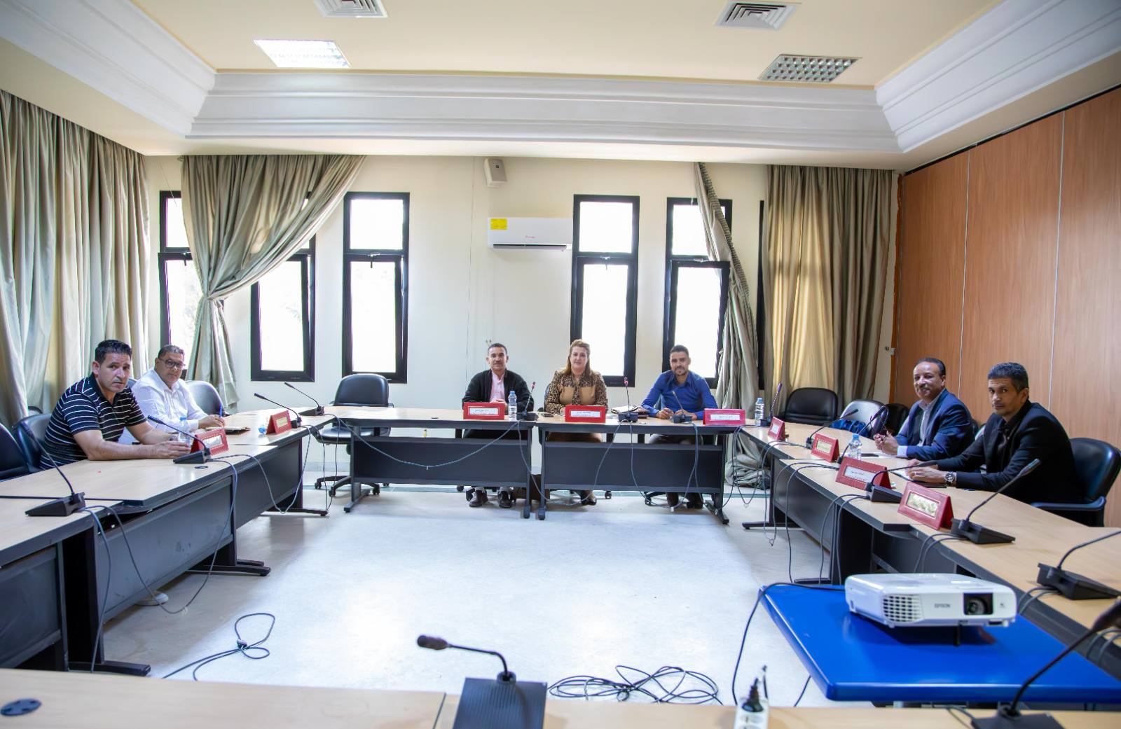 You are currently viewing لجنة القطاعات الإنتاجية تعقد جلسة عمل