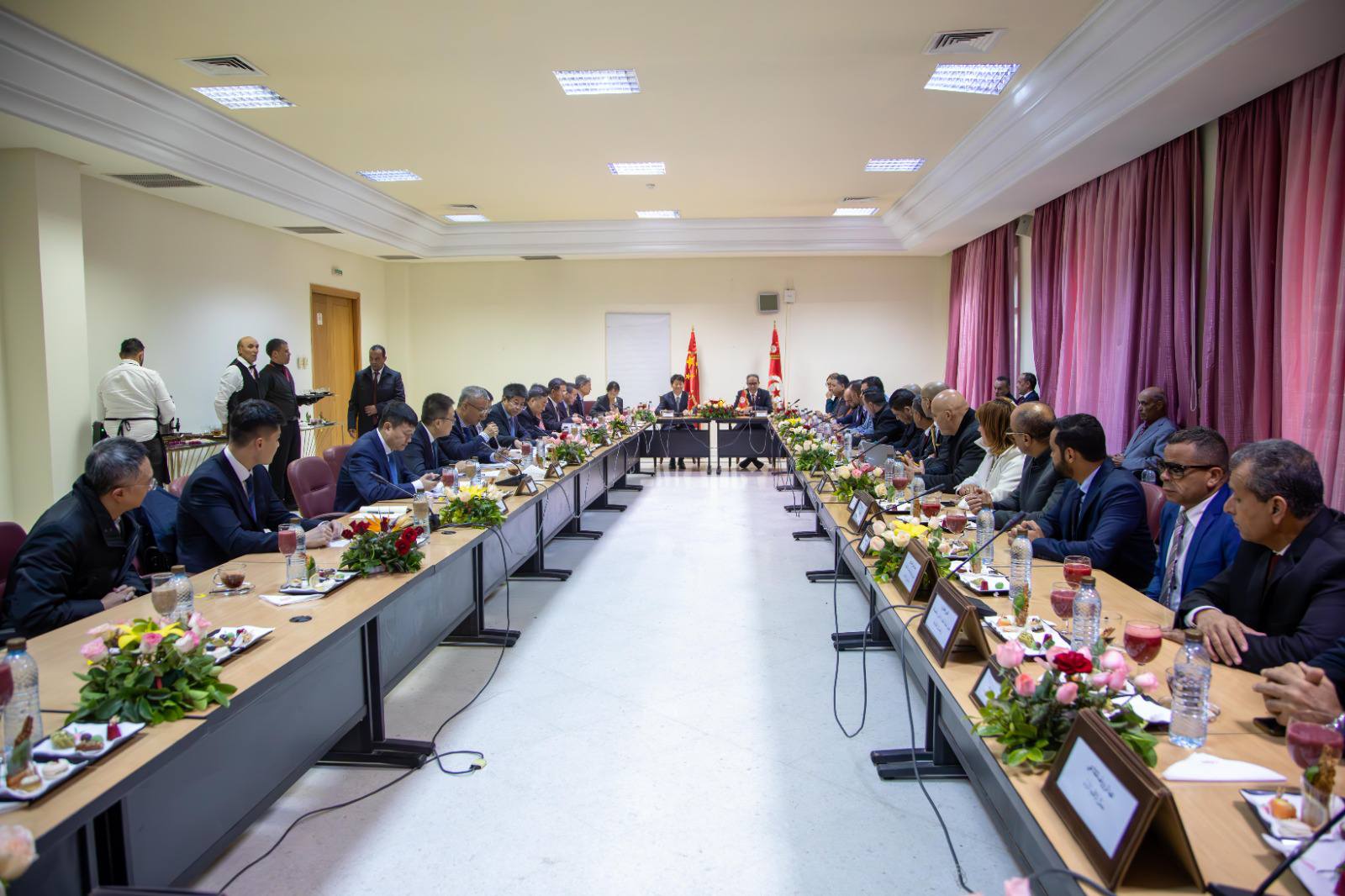 You are currently viewing رئيس المجلس الوطني للجهات والأقاليم يستقبل نائب رئيس المجلس الوطني للمؤتمر الاستشاري السياسي للشعب الصيني و أعضاء الوفد المرافق، الذي يؤدي زيارة رسمية إلى تونس