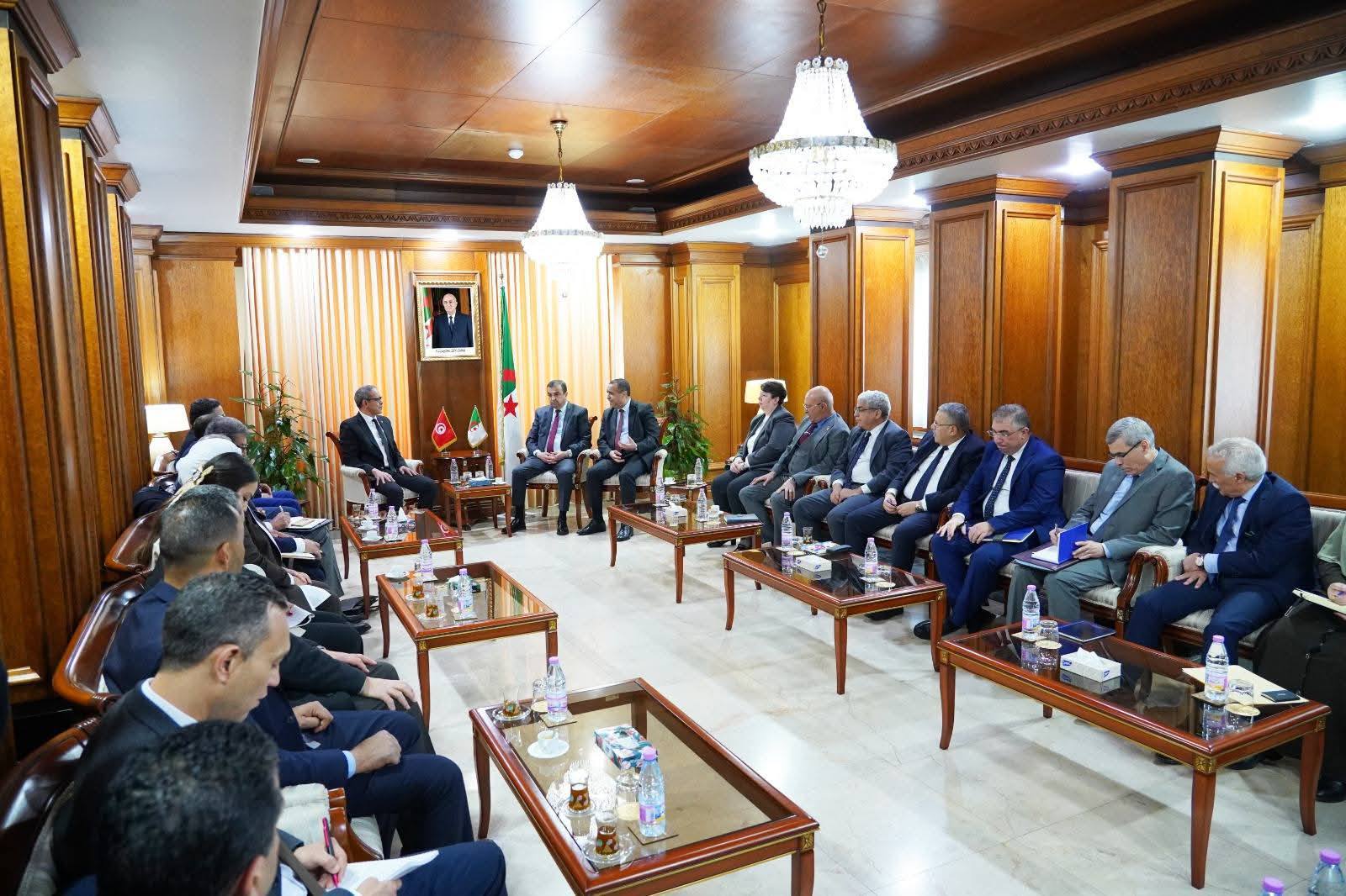 You are currently viewing رئيس المجلس الوطني للجهات والأقاليم والوفد المرافق، يلتقي وزيري المحروقات والمناجم، والطاقة والطاقات المتجددة بالجمهورية الجزائرية الديمقراطية الشعبية