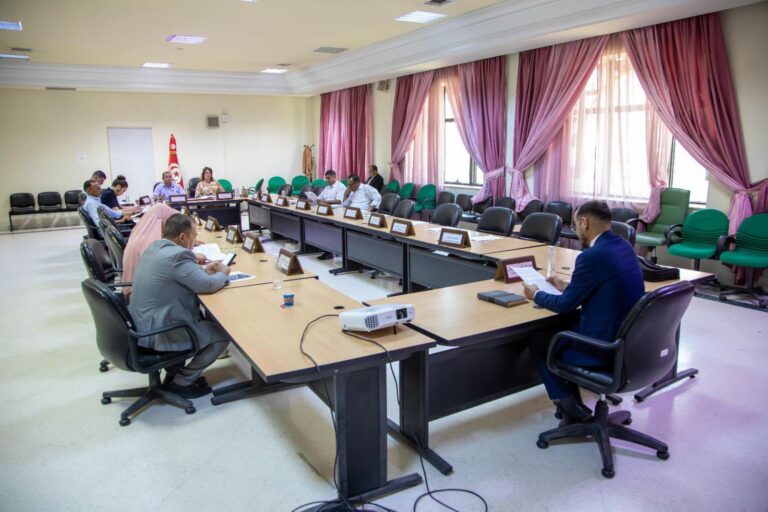لجننا القطاعات الانتاجية والمالية والميزانية تعقدان جلسة عمل مشتركة للنظر في مبادرة للسيد النائب علي الحسومي البيولي