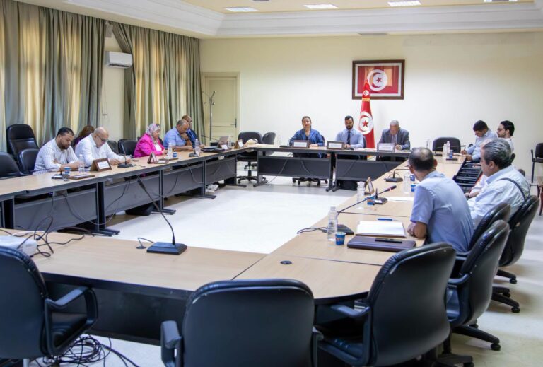 لجنة الخدمات والتنمية الاجتماعية تستعم لممثلي وزارة النقل بخصوص التعهد بصيانة و نظافة محطات القطار ومسار السكة الحديدية